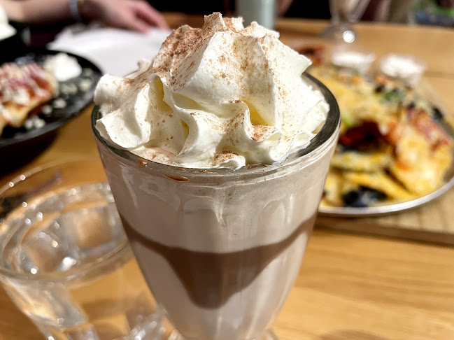 Opinii despre D Spot Dessert Cafe Calgary 17th Ave în Calgary - Hospitality and gastronomy