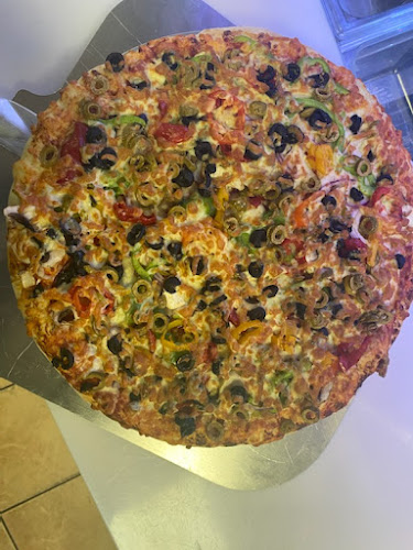 Opinii despre Queen's Pizza în Edmonton - Hospitality and gastronomy