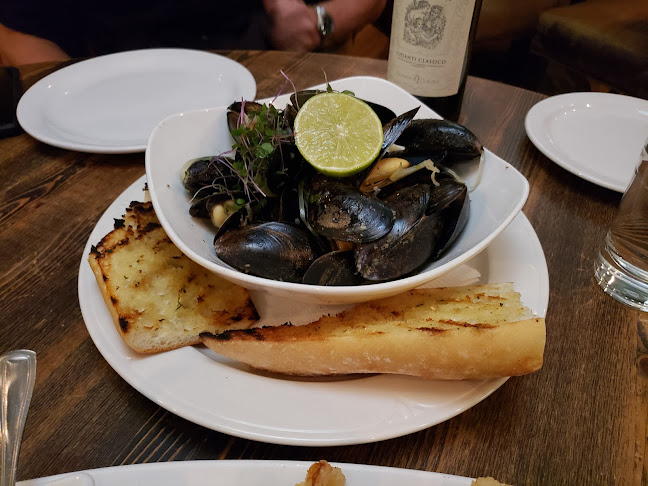 1112 Edmonton Trl #1, Calgary, AB T2E 3K4