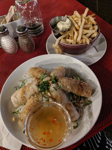 Opinii despre Chez Piggy Restaurant & Bar în Kingston - Hospitality and gastronomy