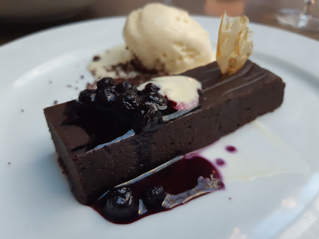 100 Cumberland St, Toronto, ON M5R 1A6