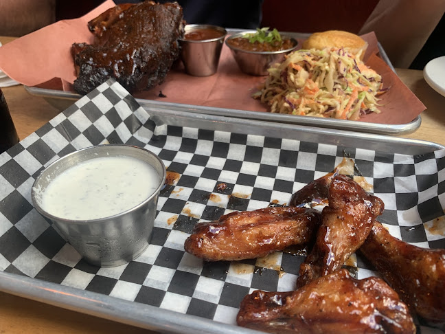 Opinii despre Smoke and Bones BBQ în North Vancouver - Hospitality and gastronomy
