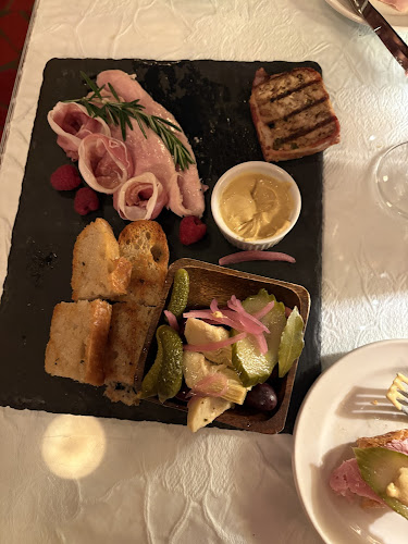 630 Des Meurons St, Winnipeg, MB R2H 2P9