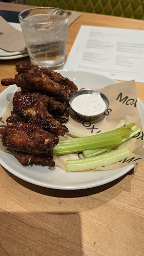 Opinii despre Moxies Davie Restaurant în Vancouver - Hospitality and gastronomy