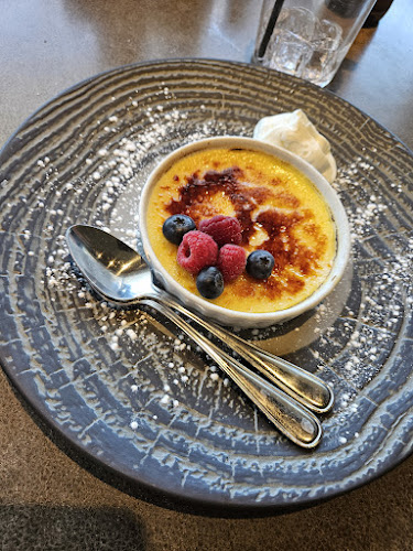 Mano's Restaurant & Lounge