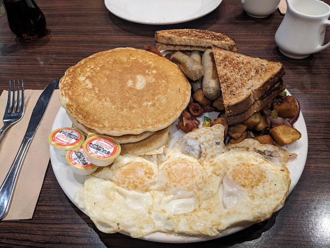 Ricky's All Day Grill - 170th Holiday Inn - Hospitality and gastronomy