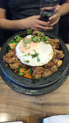 890 4 Ave SW, Calgary, AB T2P 0K4