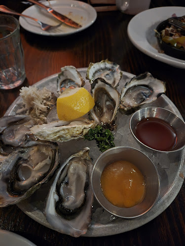 Opinii despre Chewies Oyster Bar Kitsilano în Vancouver - Hospitality and gastronomy