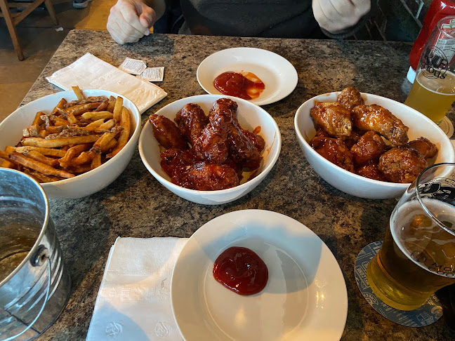 Comentarii opinii despre R U Serious Tap & Grill