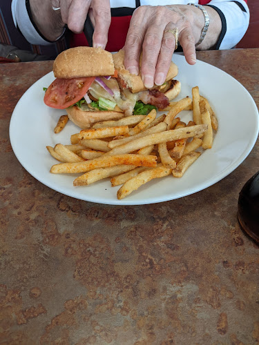 Opinii despre RnR Family Restaurant (McPhillips) în Winnipeg - Hospitality and gastronomy