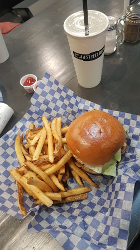 Opinii despre South St. Burger Red Mile în Calgary - Hospitality and gastronomy