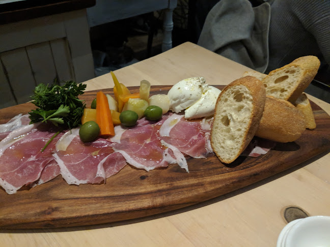 1600 Mackay Rd, North Vancouver, BC V7P 2M4