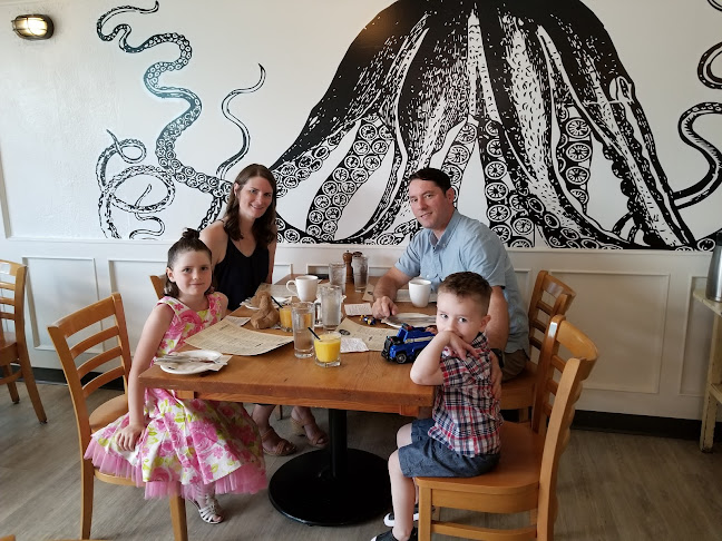 1112 Edmonton Trl #1, Calgary, AB T2E 3K4