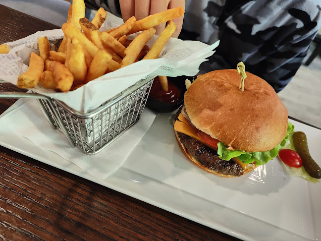 Harold's Kitchen & Bar - Hospitality and gastronomy