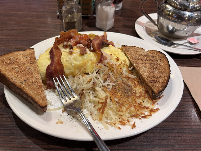 Ricky's All Day Grill - 170th Holiday Inn - Edmonton