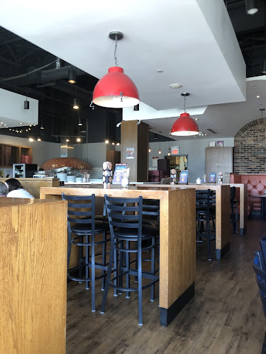 Opinii despre Famoso Italian Pizzeria - Namao Centre în Edmonton - Hospitality and gastronomy