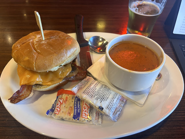 Ricky's All Day Grill - 170th Holiday Inn - Hospitality and gastronomy