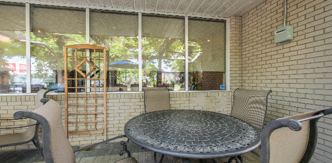 Mano's Restaurant & Lounge