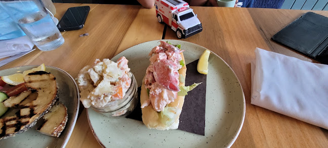 Comentarii opinii despre Tide and Vine Oyster House