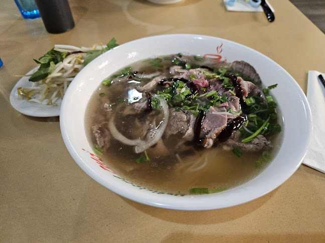 Delicious Pho Restaurant 10725 98 St NW (China Town) - Hospitality and gastronomy