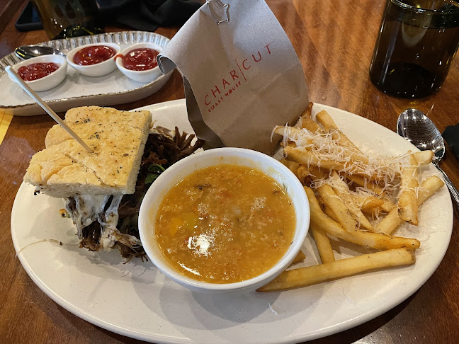 899 Centre St S, Calgary, AB T2G 1B8