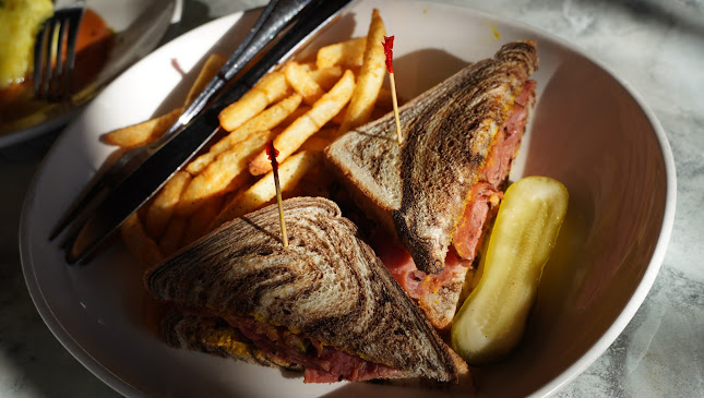 The Red Lion Bar & Grill - West Vancouver