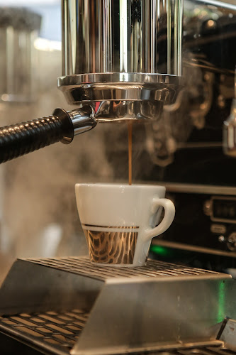 579 Robson St, Vancouver, BC V6B 1A6