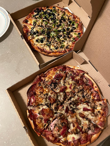 2571 Cadboro Bay Rd, Victoria, BC V8R 5J1