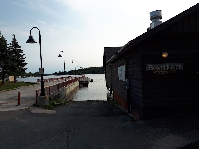 Boathouse Lakeside Grill - Hospitality and gastronomy