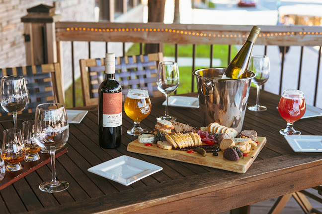 Comentarii opinii despre Moonshin'hers Café Bistro Inc.