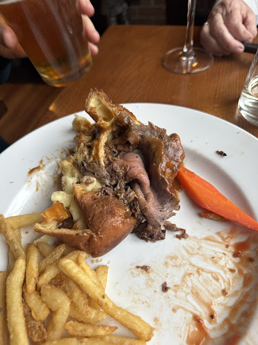 17 Mile House Pub - Hospitality and gastronomy