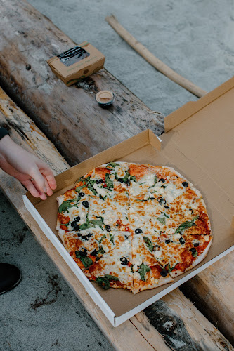 Opinii despre Hornby Island Bakery & Pizzeria în Hornby Island - Hospitality and gastronomy