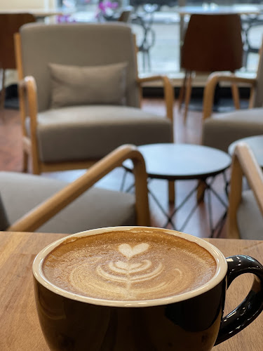 2213 W Broadway, Vancouver, BC V6K 2E4