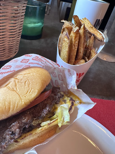 Opinii despre Flat Boy Burgers în Edmonton - Hospitality and gastronomy