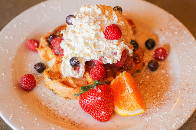 Mano's Restaurant & Lounge - Saskatoon