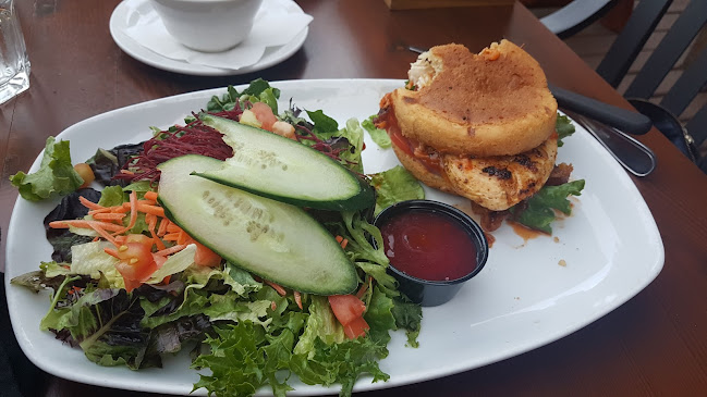 Opinii despre 17 Mile House Pub în Sooke - Hospitality and gastronomy