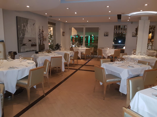 100 Cumberland St, Toronto, ON M5R 1A6