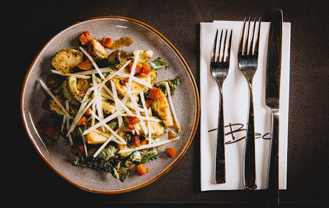 1530 Stone Church Rd E, Hamilton, ON L8W 3P9