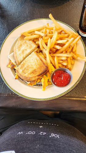 Mano's Restaurant & Lounge - Saskatoon