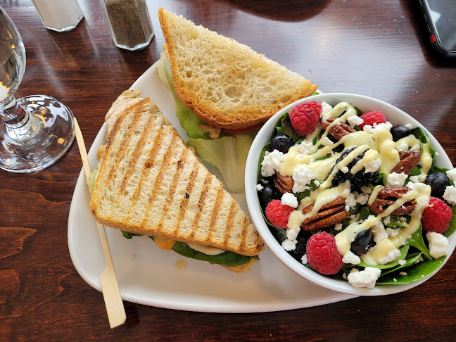 Bistro L'Entre-Deux - Hospitality and gastronomy