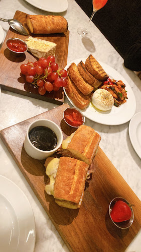 Comentarii opinii despre RH Courtyard Restaurant at RH Toronto