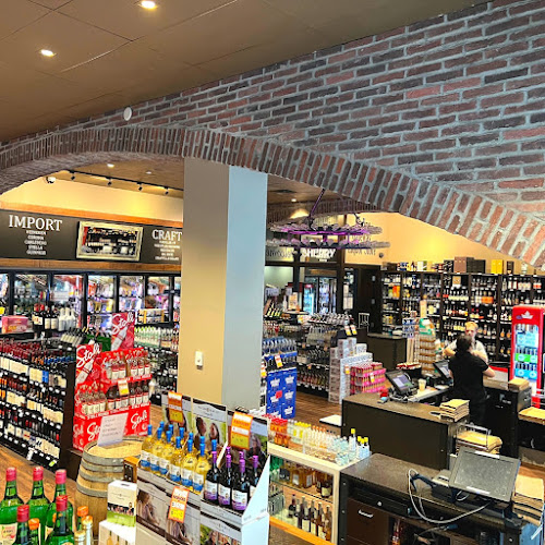 Opinii despre Marine Gateway Liquor Store în Vancouver - Hospitality and gastronomy
