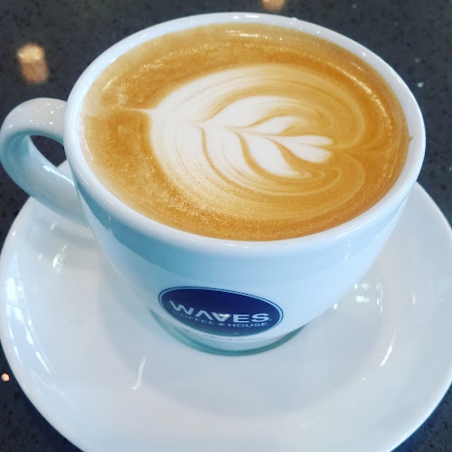 Opinii despre Waves Coffee House - Sunridge în Calgary - Hospitality and gastronomy