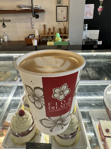 Opinii despre Fior Di Latte Cafe, Bakery & Gelato în Burnaby - Hospitality and gastronomy