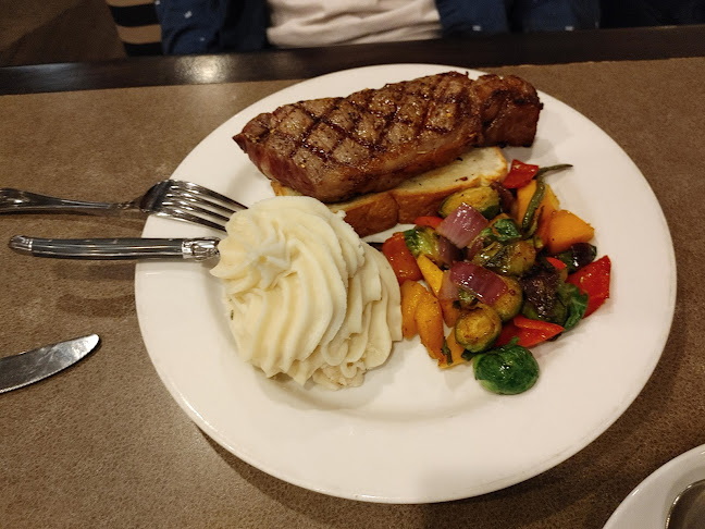 Mano's Restaurant & Lounge - Saskatoon