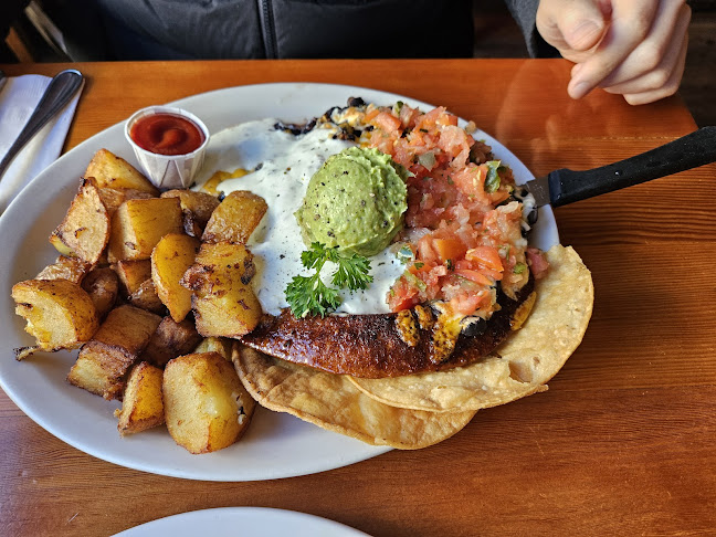 919 Fort St, Victoria, BC V8V 3K3