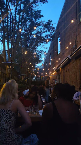 232 Queen St W, Toronto, ON M5V 1Z6