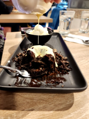 Opinii despre D Spot Dessert Cafe Calgary 17th Ave în Calgary - Hospitality and gastronomy