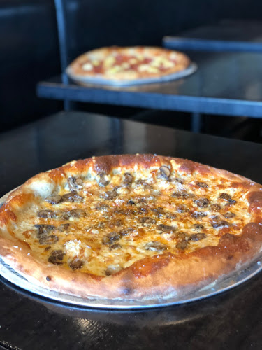 Opinii despre Connie & John's Pizza în Calgary - Hospitality and gastronomy