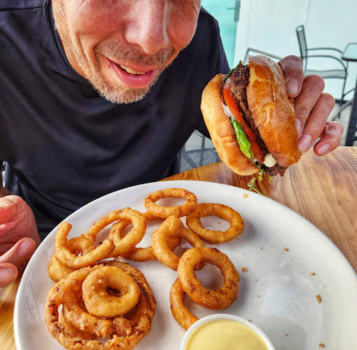 Comentarii opinii despre The Roster Sports Club Bar & Grill